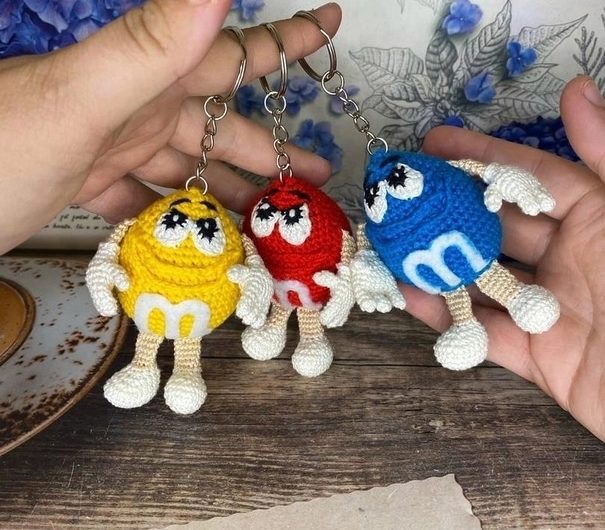 Вязаные брелки крючком M&M’s схема