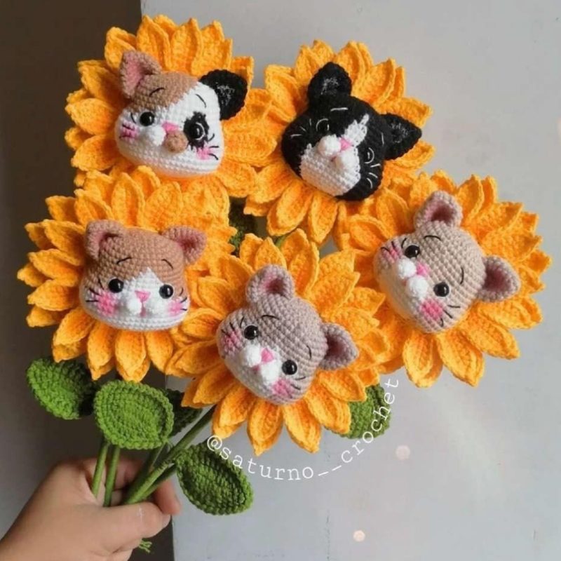 Вязание крючком маленьких котят в цветах